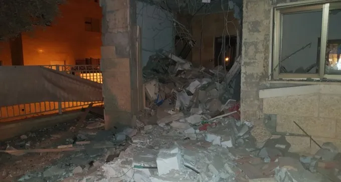 גראד נפל בחצר בית בב''ש, אם וארבעת ילדיה לקו בחרדה, לימודים בוטלו