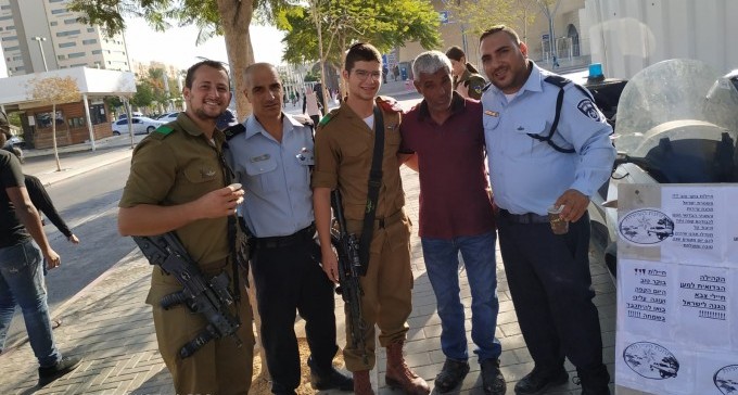 צפו: נציגי הפזורה מלקיה ושוטרים קהילתיים חילקו קפה ומאפה לחיילים