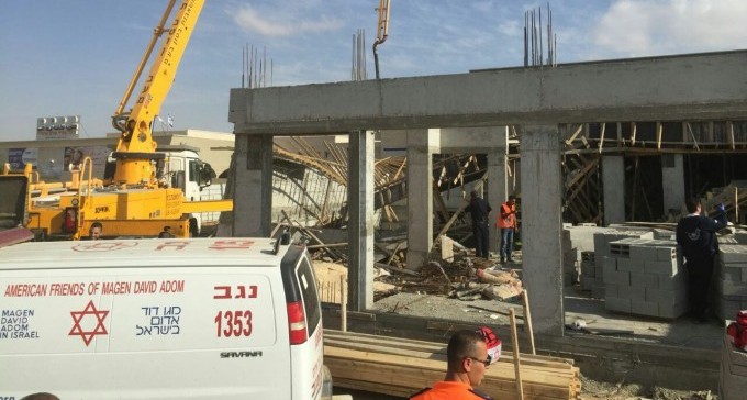 תקרה קרסה בבית ספר, 6 פועלים נפגעו