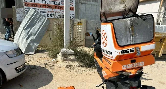 עובד נפצע בנפילה מסולם