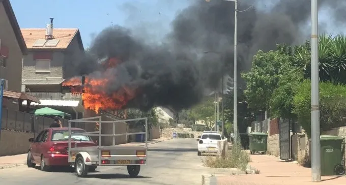 דליקה בבית פרטי בשכונת רמות, כיבוי במקום, חיפוש אחר לכודים