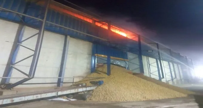מחסן בוטנים עולה באש , חשש להתפשטות הדליקה לחוות בלוני גז