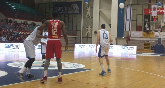 יש מזל לבורגר: ניצחון 82-86 ברעננה