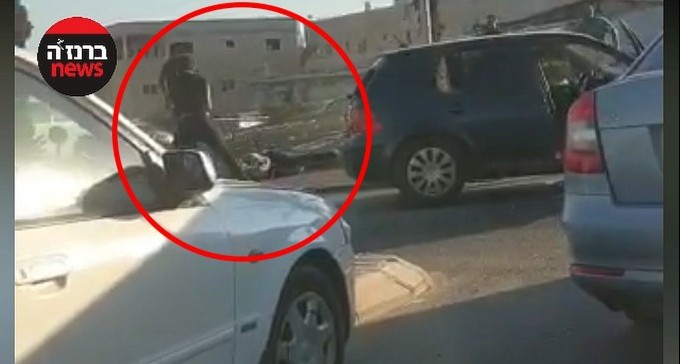 צפו: קטטה אלימה ברהט, צעיר מוכה במוט ברזל בראשו