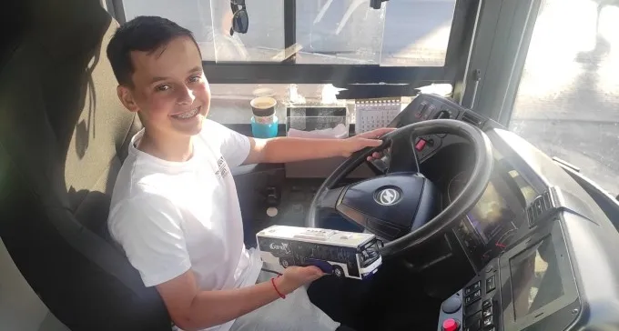 מוטי בן ה-13 חובב אוטובוסים, אנשי דן באר שבע עשו לו הפתעה