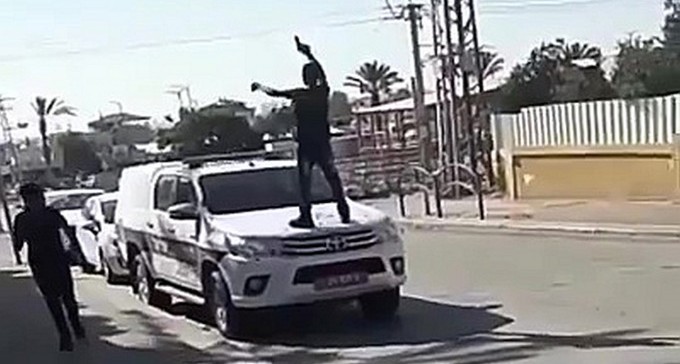 סרטון הרשת שמשגע את הנגב: חמוש קופץ על ניידת משטרה