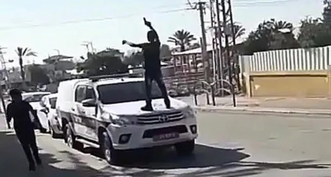 סרטון הרשת שמשגע את הנגב: חמוש קופץ על ניידת משטרה