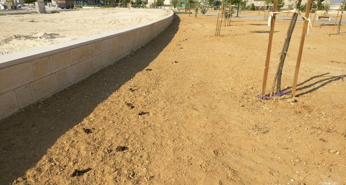 פארקקי: העירייה הקימה טיילת יפהפייה, בעלי הכלבים הפכו אותה למחראה