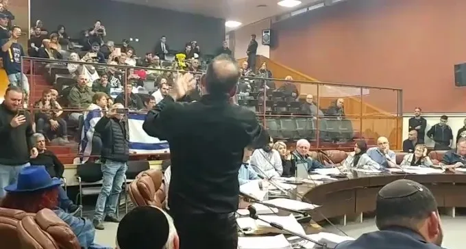 דרמה בישיבת מועצת העיר באר שבע, צעקות, קללות ובכי (תיעוד)