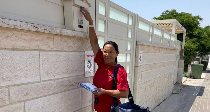 גם 40 מעלות לא מונעות מהדוורת שולה לחלק מכתבים