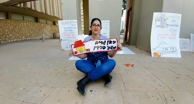 עוול נוראי: שלי לא יכולה לגדל את ילדיה יחדיו, בגלל מצוקת דיור