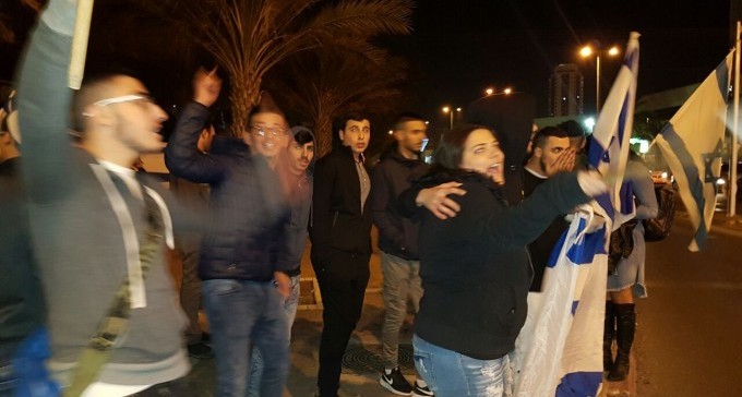 הפגנה למען אזריה נערכה ליד קניון הנגב