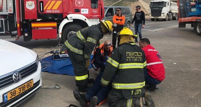 צפו: תאונה בין 2 כלי רכב במחלף שרה, לכוד חולץ
