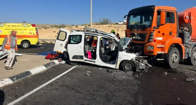 הרוג בתאונה בכביש 40: רכב פרטי התנגש במשאית