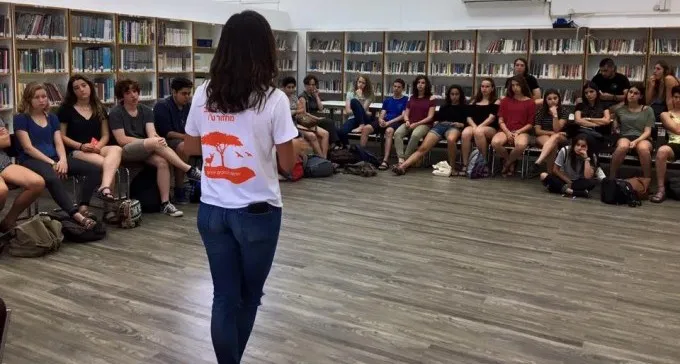 תלמידים ממדרשת שדה בוקר יוצאים נגד תעשיית מכירת הכלבים