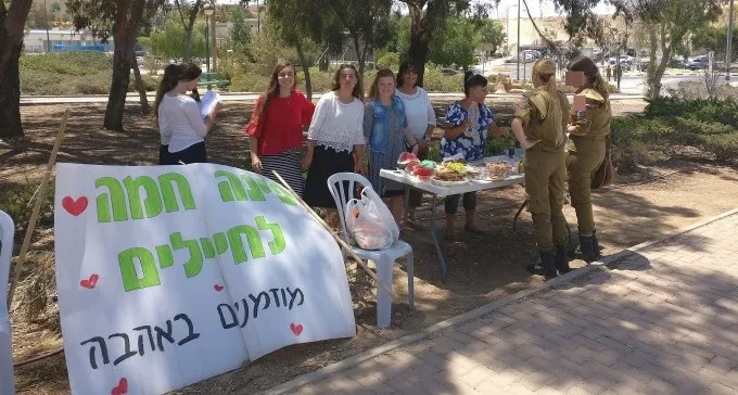 הדודות של מצפה רמון: מתנדבים לעשות טוב לחיילים העוברים דרך העיר