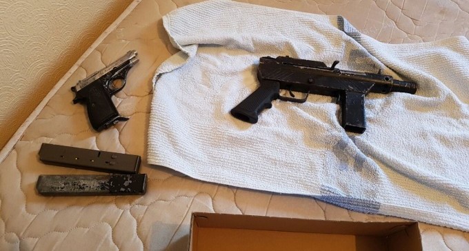 תת מקלע, אקדח ותחמושת נמצאו בחיפוש בבית בחורה