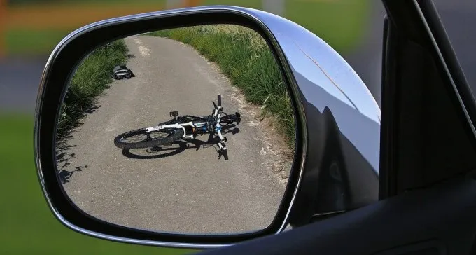 נער ונערה שרכבו על אופניים חשמליים נפגעו מרכב נוסע