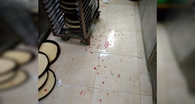 עדות: ''שניים המתינו בחוץ, שלושה נכנסו עם אלות ותקפו את הנערים''