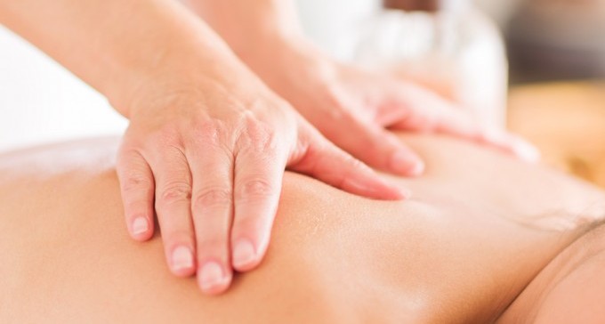 אישה בגדה בבעלה עם מעסה