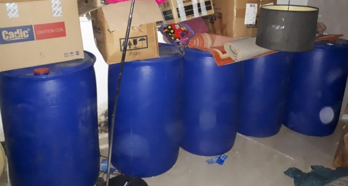 באר שבע: נתפסו 5,200 ליטר מתנול להכנת אלכוהול מזויף, חשודים נעצרו