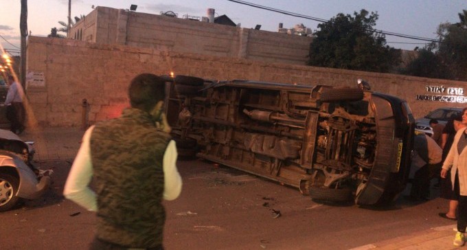תאונה חזיתית ברח' נגבה בין רכב מסחרי לרכב פרטי