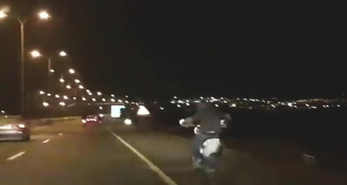 צפו: ההפקרות בכבישי הנגב - צעירים משתוללים על אופנועים בעוקף ב''ש