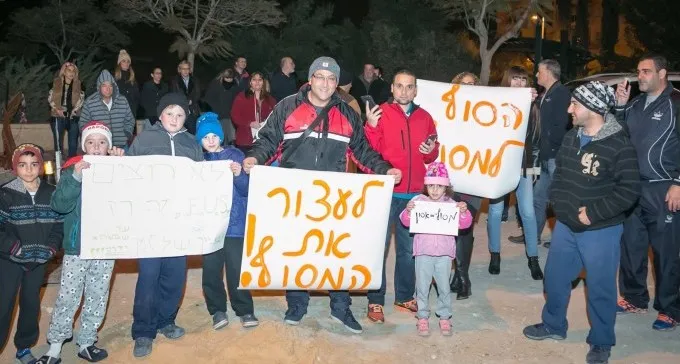 מחריף המאבק נגד הקמת מסוף התח''צ: תושבים הפגינו נגד החלטת העירייה