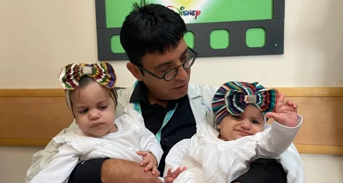 הגיעו יחד מחוברות, יוצאות ביחד מופרדות