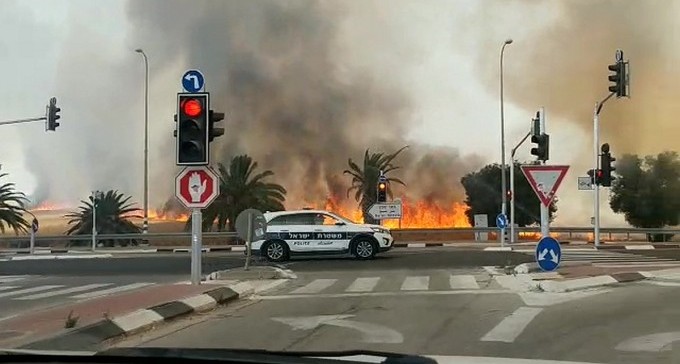 צפו: הדרום בלהבות - דליקה השתוללה סמוך למכללת ספיר