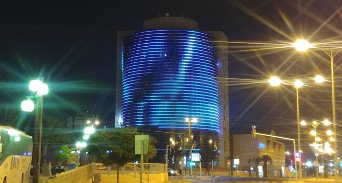 אלפים שאלו את עצמם: למה קניון הנגב בוהק באורות צבעוניים?