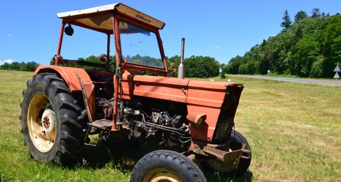 פצוע קל בתאונה בין טרקטור למיניבוס