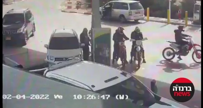 צפו: השתוללו עם האופנועים בתחנת דלק - ונתפסו על ידי שוטרים סמויים