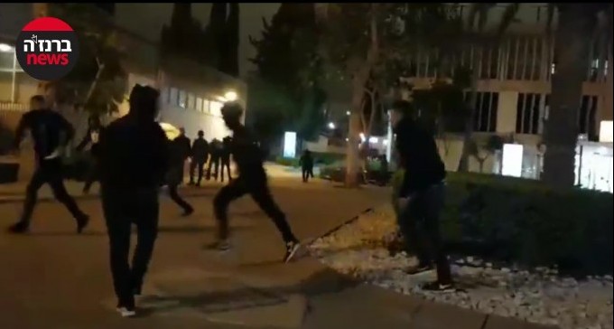 צפו: ידויי אבנים בקטטה המונית אלימה ליד מחלקת היולדות בסורוקה