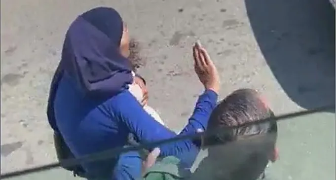 צפו: קבצנית מהשטחים באמצע כביש סואן, כוחות מג''ב עוצרים אותה