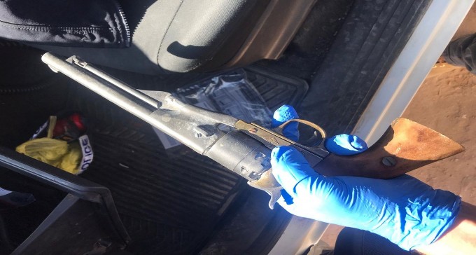 ''המשפחה הלוחמת'': הורים ובנם הקטין נעצרו כשברשותם נשק וסמים