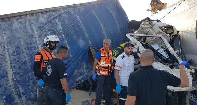 2 פצועים קשה בהתנגשות משאיות חומרים מסוכנים בצומת רותם