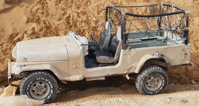 המשטרה פשטה על ביר הדאג' ומצאה כלי רכב צבאיים, נשק וגם סמים