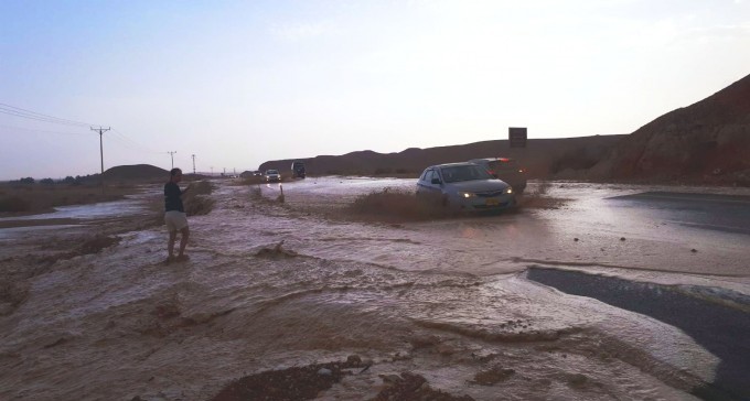 גשם ראשון: שיטפונות בערבה, כביש 90 נסגר, טיסות לאילת וממנה בוטלו