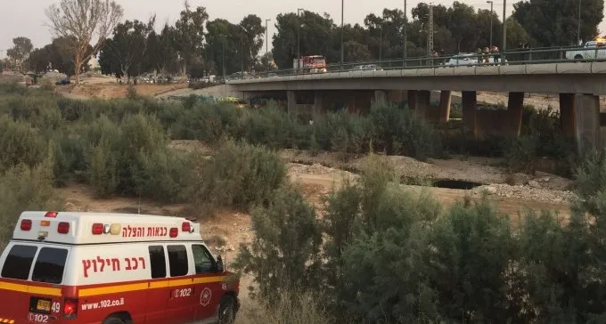 גבר קפץ מגשר נווה נוי. חשש לחייו
