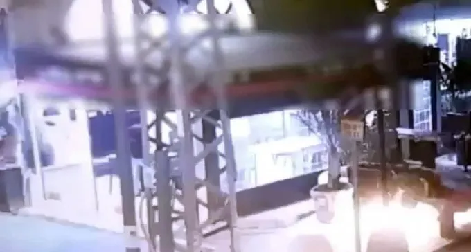 צפו: רימון פוגע בבר במדרחוב קק''ל