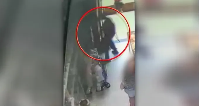 צפו: גונב תיק מאישה המרותקת לכיסא גלגלים