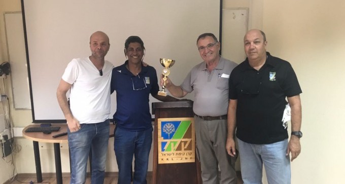 בין יער לסטרייק