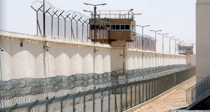 כתב אישום: אסיר בטחוני תקף סוהר, גרם לו כוויות חמורות