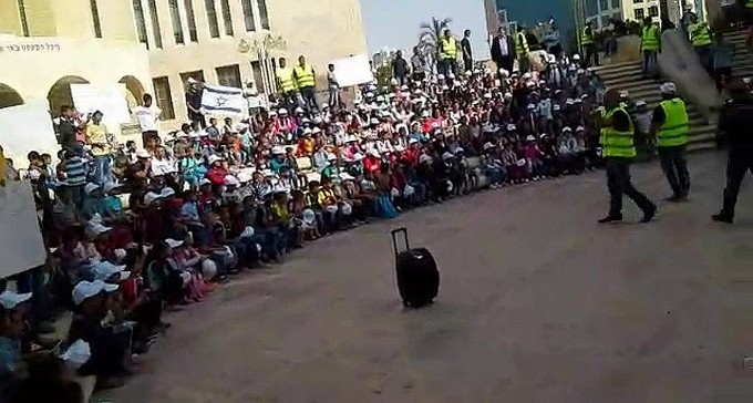 צפו: הפגנה של ילדי חורה, עם דגלי ישראל ושלטים