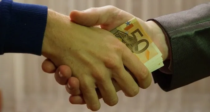 ניסה לשחד שוטר: ''קח כסף, בטל לי את צו ההריסה''