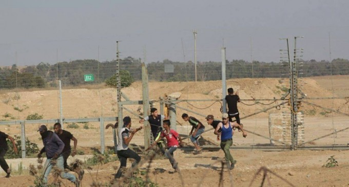 שישי מתוח: עשר שריפות בנגב, 4,000 פלסטינים מפגינים ליד הגדר