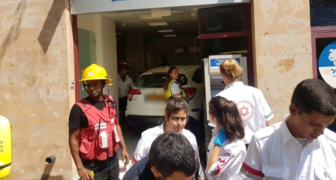 בן 80 נכנס עם רכב לתוך בנק