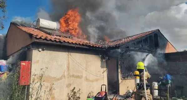 רגעים של חרדה: בית נשרף כליל בשכונת נחל בקע