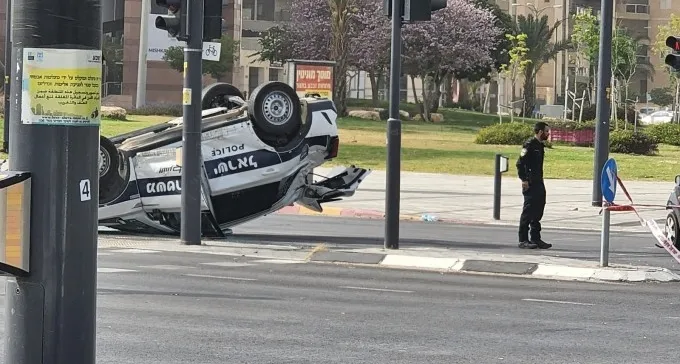 ניידת משטרה התהפכה בצומת משכן אמנויות הבמה